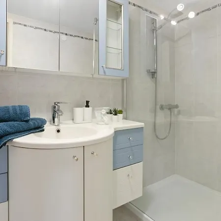 Apartment Joli 65m² Piscine Parking *